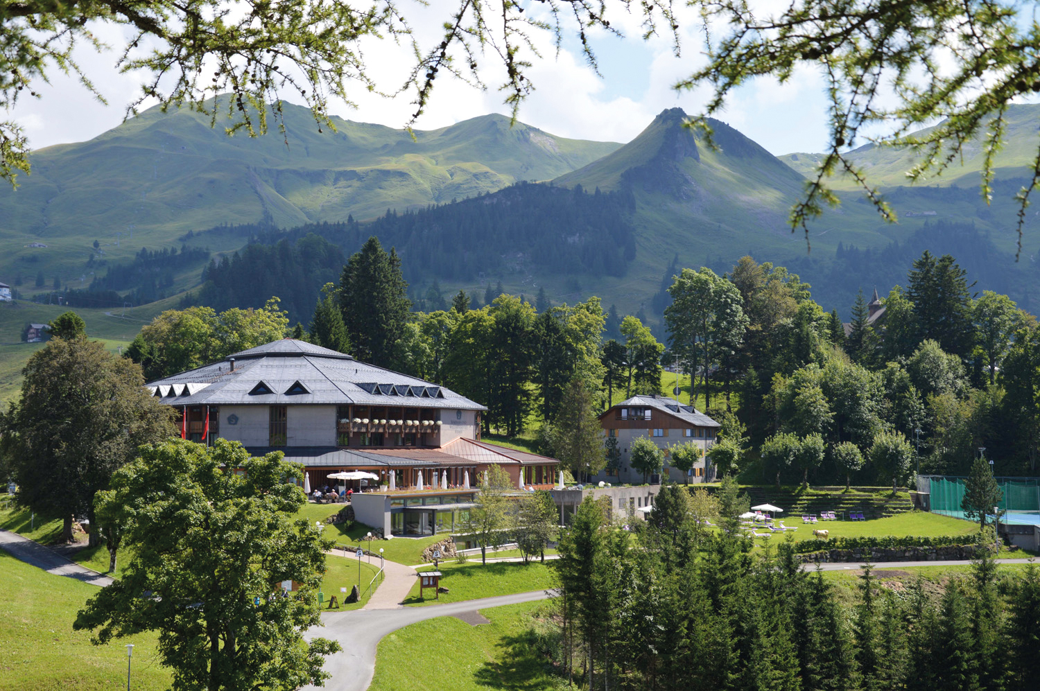 Hotel Aussenansicht Sommer