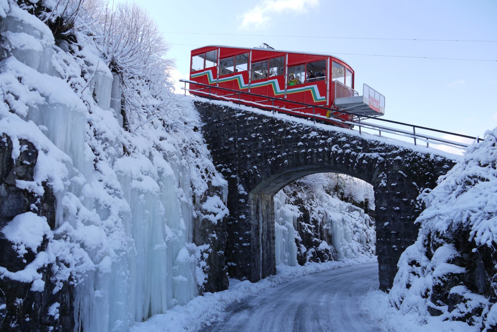 TSB Winter Bahn bei Deponie mit Eisformation
