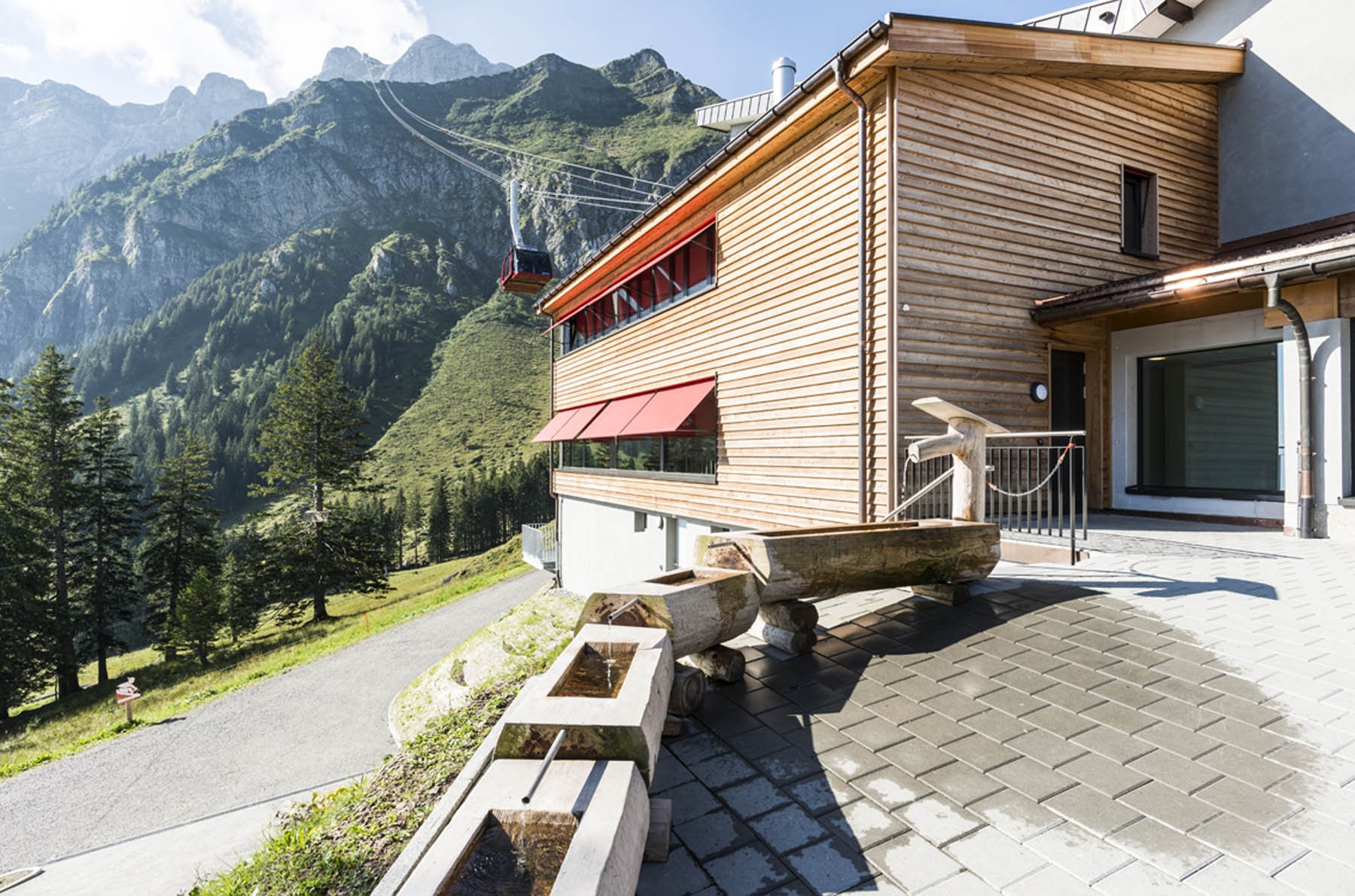 fr nkm ntegg platz mit brunnen